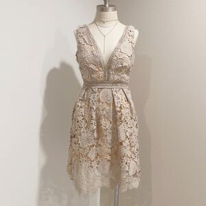 Romeo & Juliet Couture Women's V-neck Nude Floral Lace Dress Size S